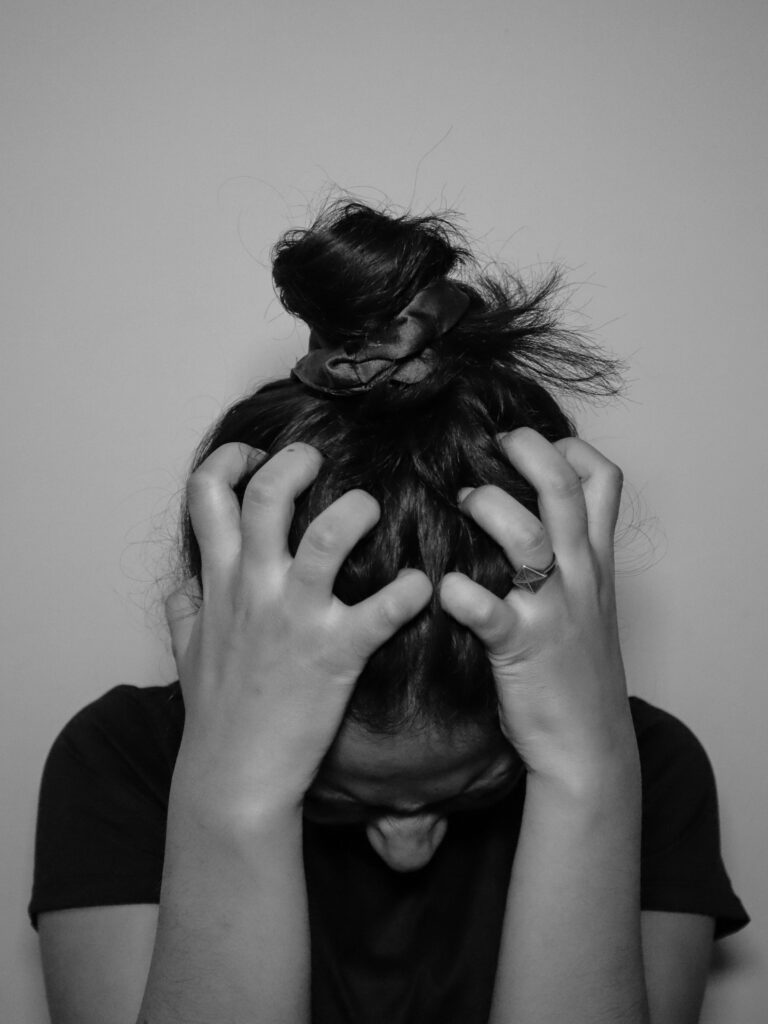 Families amb nens que troben difícil adaptar-se a les exigencies escolars. 
Nens amb estrès i frustració familiar.

Foto de Simran Sood en Unsplash
